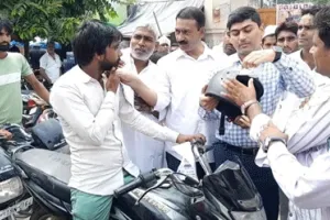 सामाजिक संस्था ने बाइक चालकों को बांटे हेलमेट
