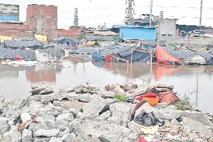 ओवरफ्लो हुआ निकासी नाला, पानी में डूबी डेढ़ दर्जन से अधिक झुग्गियां