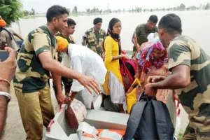 बीएसएफ ने फिरोजपुर के बाढ़ ग्रस्त गांवों में चलाया बचाव अभियान