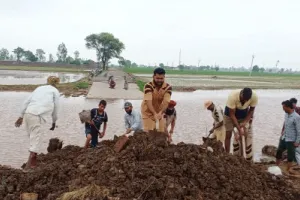…और अब डेरा श्रद्धालुओं ने सड़कों को सही करने का उठाया बीड़ा
