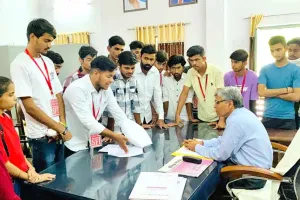 SFI: छात्र-छात्राओं ने किया प्राचार्य का घेराव