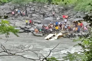 हिमाचल में रावि नदी में गिरी बोलेरो, एक की मौत, अन्य लापता