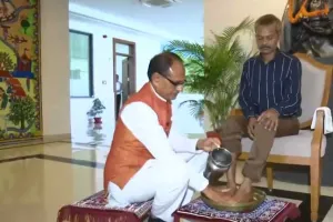 Sidhi Urination Case: शिवराज ने सीधी कांड के पीड़ित के धोए पैर, मांगी माफी, देखें वीडियो