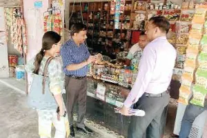 तंबाकू का प्रदर्शन करने वाले दुकानदारों के काटे चालान