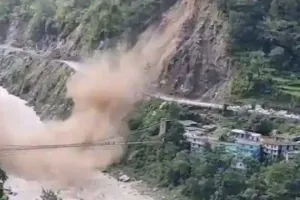 Uttarakhand के Uttarkashi में भारी बारिश, कई वाहन बहे