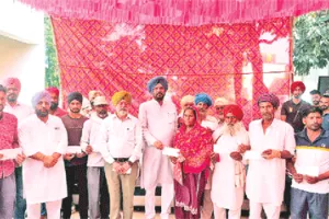 कैबिनेट मंत्री ने 13 बाढ़ पीड़ितों को सौंपी 12 लाख रूपये की मुआवजा राशि