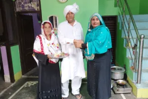 बेमिसाल : मुस्लिम बहनों ने मांगेराम त्यागी को बंधी राखी, मांगी लम्बी उम्र की दुआ