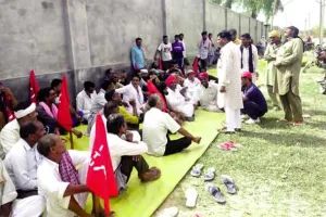 आक्रोशित मजदूरों ने फैक्ट्री समक्ष लगाया धरना
