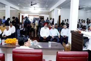 केंद्रीय मंत्री कृष्णपाल गुर्जर ने ड्राइवरों को बांटी पोर्टेबल वाटर प्यूरी टंकिया