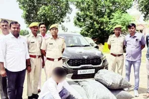 चोरीशुदा कार में पोस्त की तस्करी करते गिरफ्तार