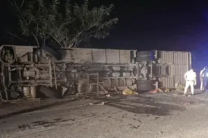 हाईवे पर सैनीपुरा के पास वोल्वो बस पलटी, 5 यात्रियों को लगी गंभीर चोट