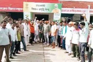धान मंडी में मजदूर रहे हड़ताल पर