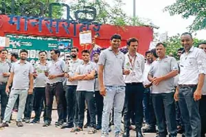 मेट्रो रेल कर्मचारियों ने राज्य सरकार से मांगी पूर्ण पेंशन
