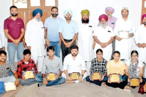 पढ़ाई में अच्छी कार्यप्रणाली दिखाने वाले बच्चे सम्मानित