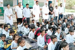 राजकीय उच्च संस्कृत विद्यालय में निशुल्क बांटे बैग, पुस्तकें व किट