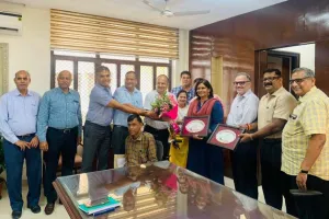 अधिकारियों ने आयुक्त को प्रशस्ति पत्र सौंपकर दी शुभकामनाएं