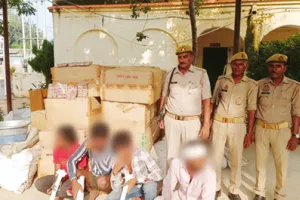 अवैध रूप से चल रही पटाखा फैक्ट्री का भंडाफोड़, चार गिरफ्तार