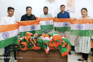 आज अवकाश के दिन राष्ट्रीय ध्वज की बिक्री हेतु खुलेंगे डाकघर