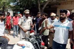 बाईक मालिक ने घर जाकर दबोचा बाईक चोर, पुलिस को सौंपा