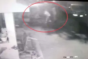 रात को घर के बाहर लेटे व्यक्ति पर दागी गोलियां