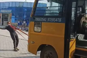 स्टील मैन ने किए आँखों से वजन उठाने व दांतों से स्कूल बस खींचने सहित अन्य स्टंट