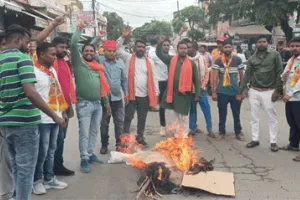 सनातन धर्म पर अभद्र टिप्पणी के विरोध में तमिलनाडु के मुख्यमंत्री के पुत्र का पुतला किया दहन