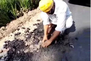 लोक निर्माण विभाग का कारनामा, रेत के ऊपर बजरी डालकर रातों रात बना दी सड़क