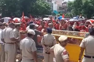 आशा वर्करों ने केंद्रीय मंत्री के कार्यालय का किया घेराव