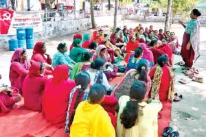 आश्वासन के बावजूद भी हड़ताल पर डटी आशा वर्कर्स