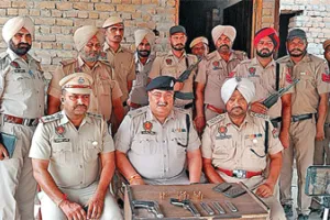 इंटरस्टेट गुमजाल नाके पर जांच दौरान बस से 2 युवक पुलिस को देखकर भागे