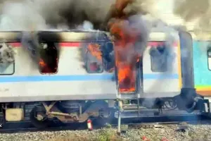 Humsafar Express Train Fire:  ‘हमसफर’ में आग से अफरा-तफरी