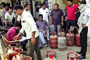 रसद विभाग ने की कार्यवाही, दर्जनों सिलेंडर तथा मोटरें जब्त