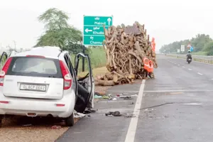 कार-ट्रॉली की हुई भिड़ंत, 4 जनों की मौत
