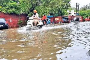 भारी बारिश से बाजार हुए बंद, पानी में फंसे वाहन, बिजली गुल