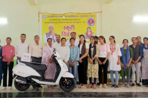 Kalibai Scooty Yojana: 50 मेधावी बेटियों को सौंपी स्कूटी की चाबी