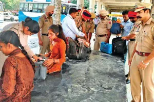 पुलिस ने बस स्टैंड पर चलाया चैकिंग अभियान