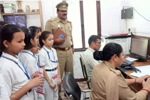 छात्राओं को रहना चाहिए सतर्क व जागरूक: रवि रत्न सिंह