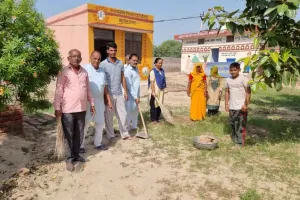 गांव में एक घंटे चलाया सफाई अभियान