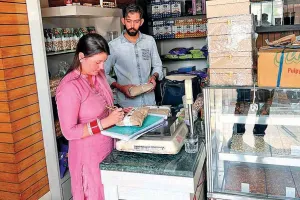 खाद्य सुरक्षा विभाग ने लिए ड्राईफ्रूट की दुकानों से सैंपल