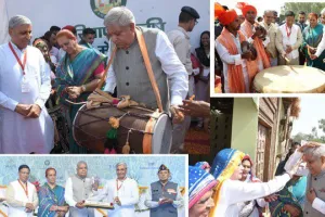 … और जब उपराष्ट्रपति ने कृषि मेले में बजाया बाजा