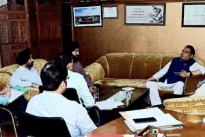 सांसद अरोड़ा ने म्यूनिसिपल कमिश्नर संदीप ऋषि के साथ शहर से जुड़े प्रमुख मुद्दों पर की चर्चा