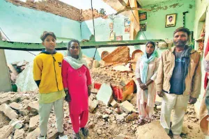 Roof Collapse: कमरे की छत गिरी, जानी नुक्सान से बचाव, मुआवजे की रखी मांग