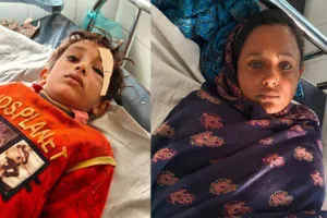 गंदा पानी फेंकने के विवाद में मां बेटे से मारपीट