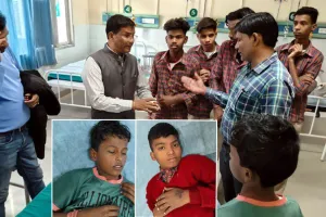 स्कूल में मक्खियोंं ने बच्चों पर बोला हमला