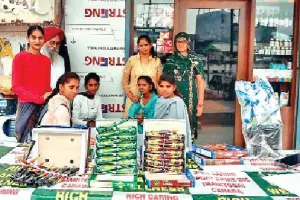 करवाचौथ: रिच केयर कंपनी ने लगाया निशुल्क मेंहदी कैंप