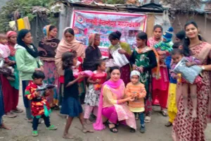 जरूरतमन्दों को मिठाई और कपड़े बांटकर सारथी ने मनाई दिवाली