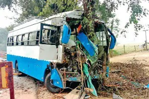 Accident: डेरा ब्यास जा रही बस हादसाग्रस्त