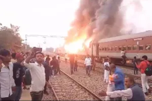 Indian Railways: इटावा में हमसफर एक्सप्रेस के कोच में लगी भीषण आग, कोच पूरा जला