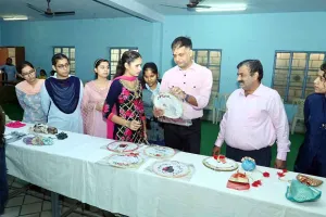 कपड़े से तैयार किए गए डिजाइनदार थैले-हैंड बैग की लगाई प्रदर्शनी