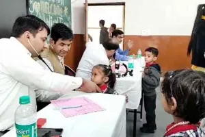 स्पेशलिस्ट डॉक्टर्स की टीम ने जांचा बच्चों का स्वास्थ्य